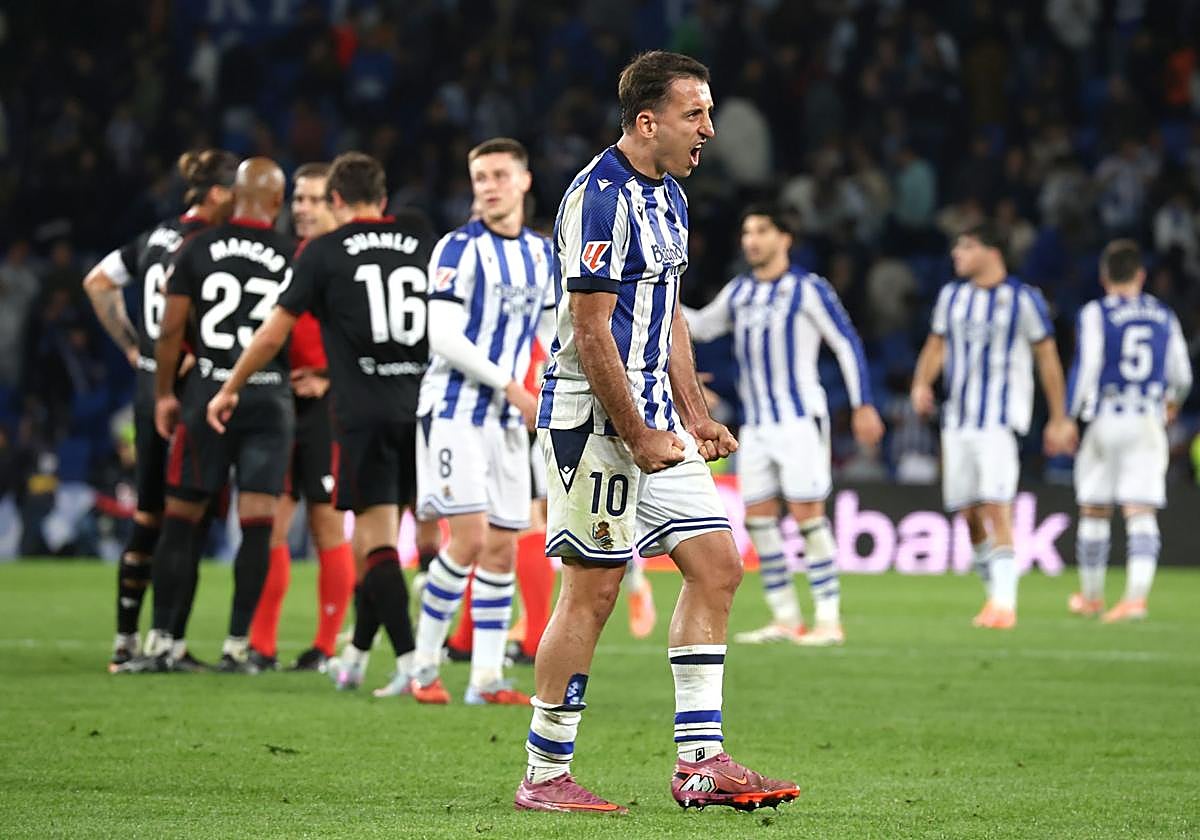 Oyarzabal celebra con rabia la victoria al final del partido.