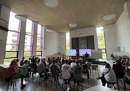 Asistente a las sesiones de formación para padres y madres sobre la aplicación Closnet