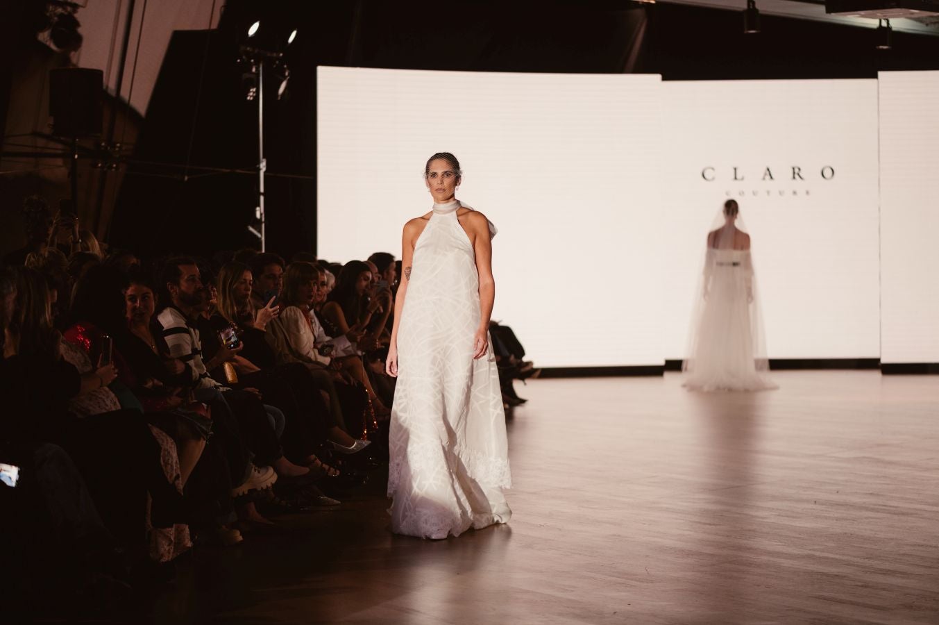 Arquitectura y poesía en el desfile de CLARO Couture