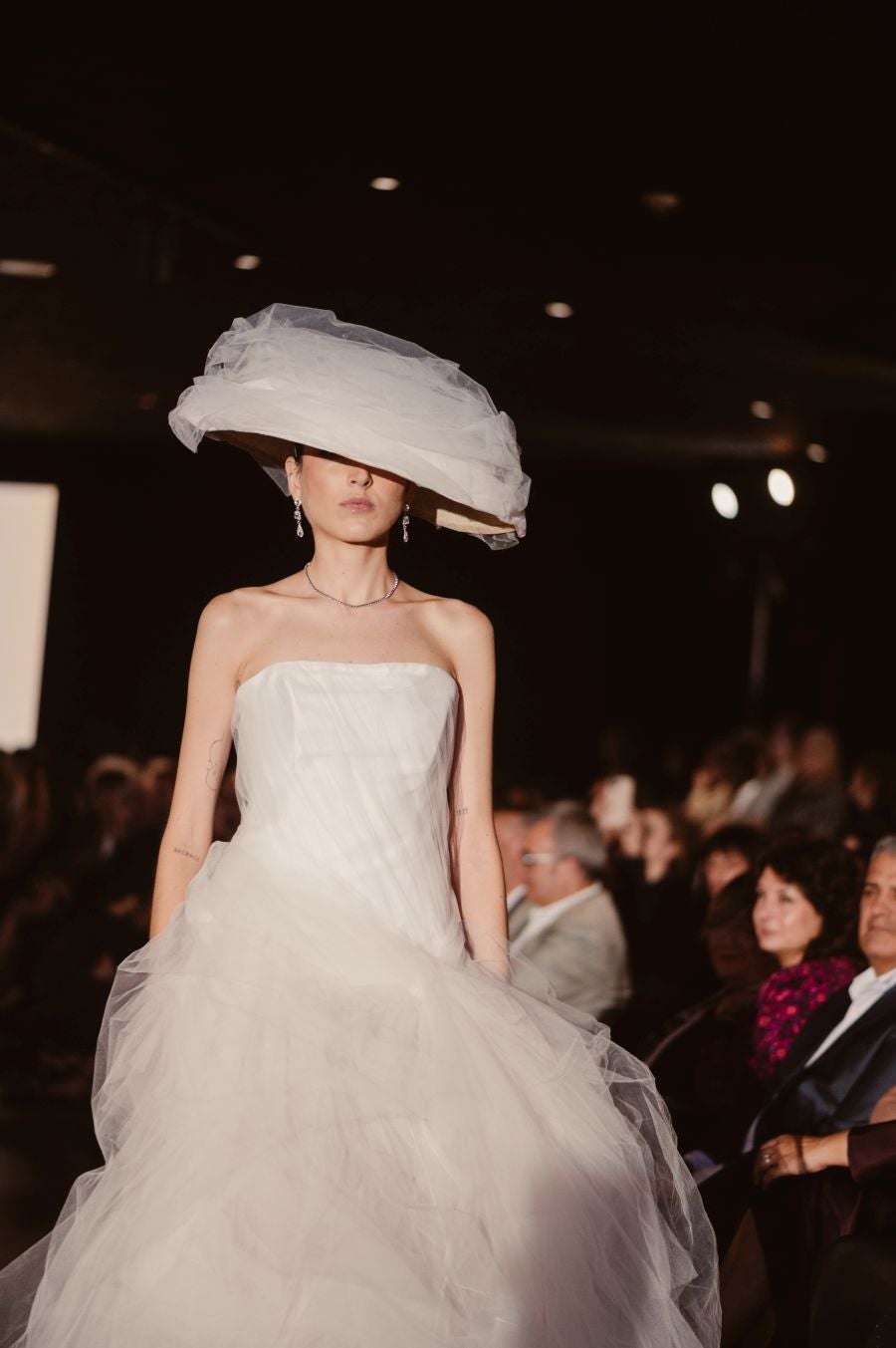 Arquitectura y poesía en el desfile de CLARO Couture