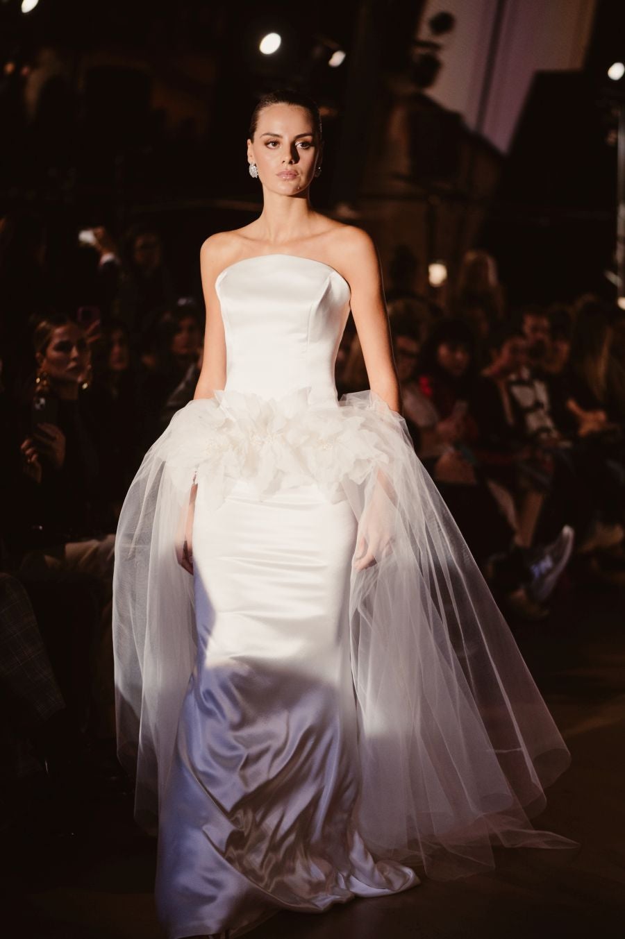 Arquitectura y poesía en el desfile de CLARO Couture