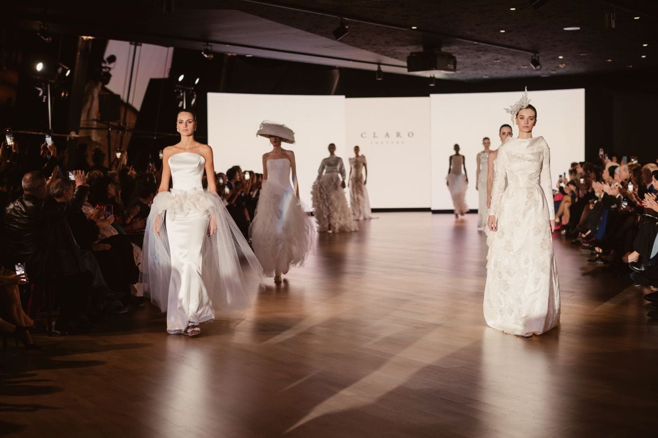 Arquitectura y poesía en el desfile de CLARO Couture