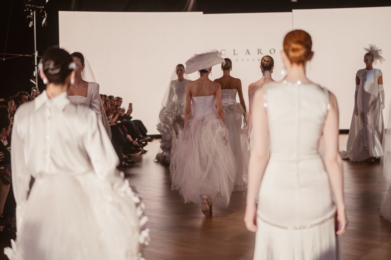 Arquitectura y poesía en el desfile de CLARO Couture