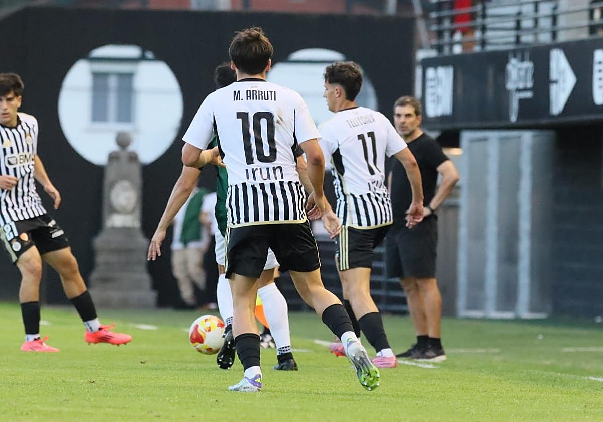 Arruti y Tellechea presionan a un jugador del Sestao River, el fin de semana pasado en Gal.