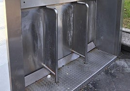 Denuncia Sebastián García: «Los baños públicos que hay en la plaza José María Sert, del barrio del Antiguo, se encuentran muy sucios y desprenden un fuerte olor a orina. Sinceramente, parece que no los limpian desde hace meses. Solicito desde aquí al Ayuntamiento que, por favor, los limpien más a menudo. Los vecinos no nos merecemos esto. Gracias».