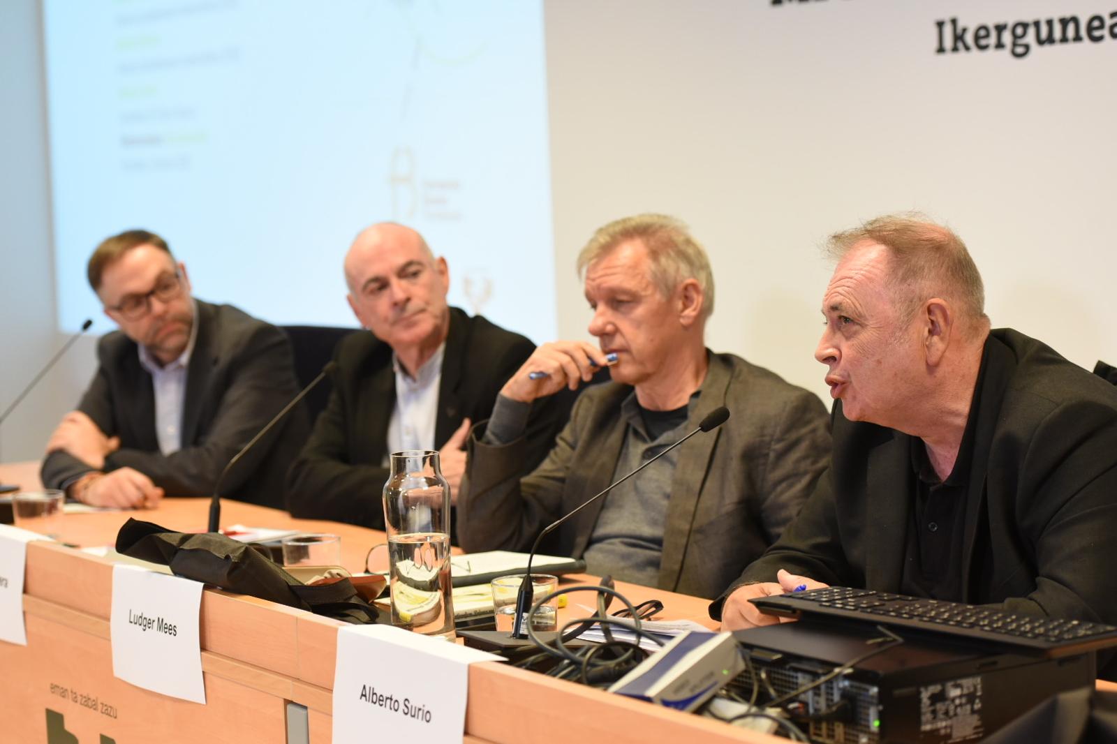 Surio, a la derecha de la imagen, en la jornada de Vitoria.