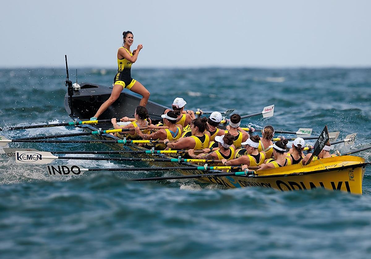 La embarcación de Orio durante una regata de la Liga Euskotren.