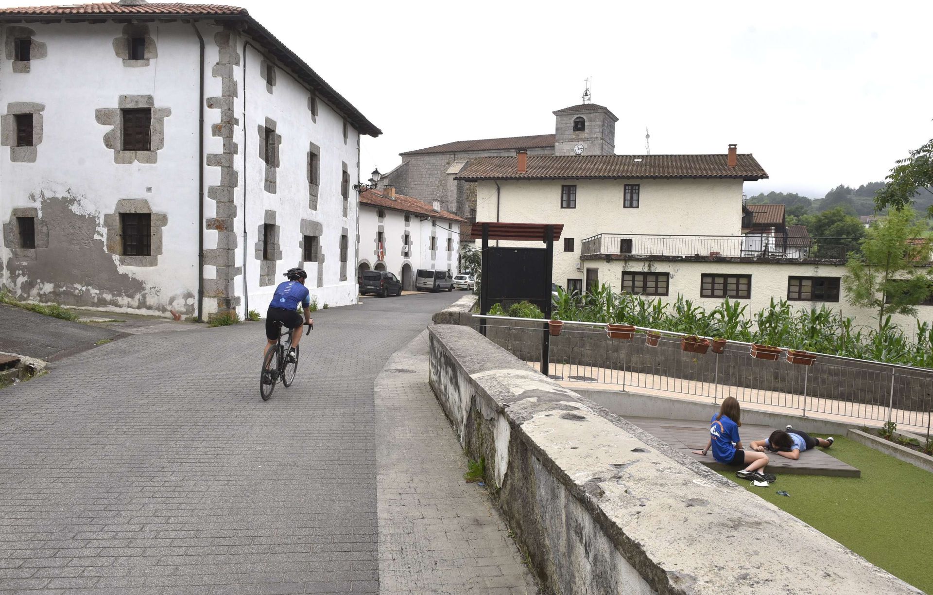 Arnaguneetan bizi diren gazteei zuzendutako ekimena da.