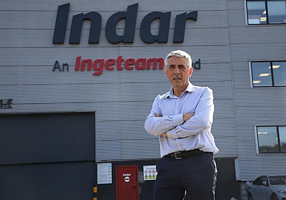 Peio Pagola posa en el exterior de la sede de Ingeteam Indar Machines, radicada en Beasain.