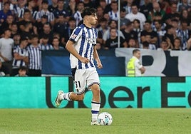 Jon Martín conduce el balón ante el Espanyol.