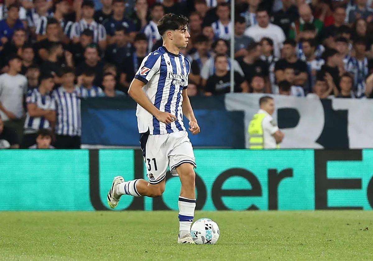 Jon Martín conduce el balón ante el Espanyol.