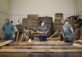 Autoridades, alumnos y profesores junto al lagar a restaurar.