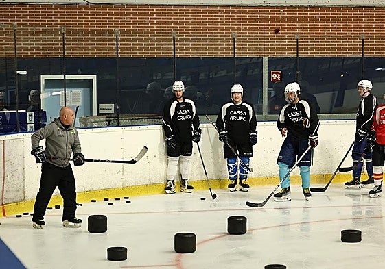 Tito Marcelino da instrucciones a sus jugadores.