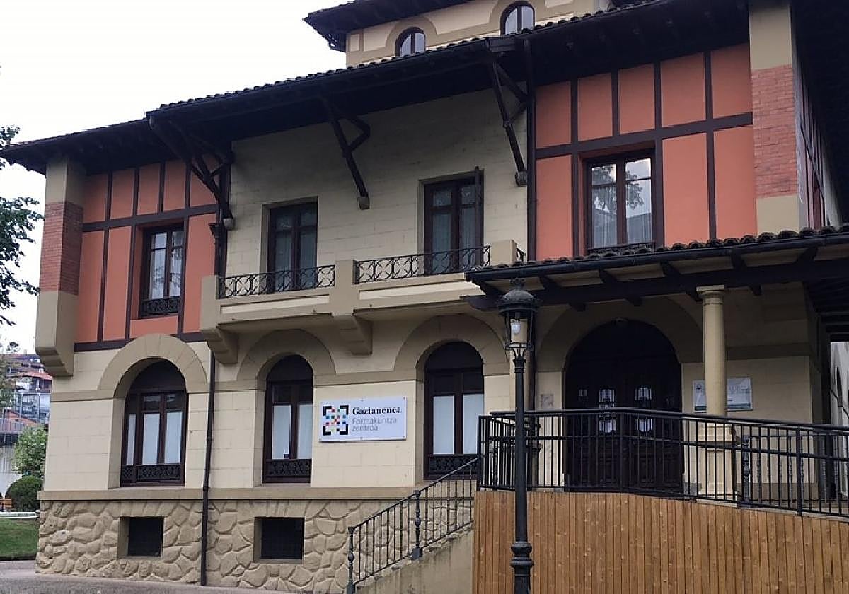 Edificio de Gaztanenea, sede de la Escuela Oficial de Idiomas de Azkoitia.