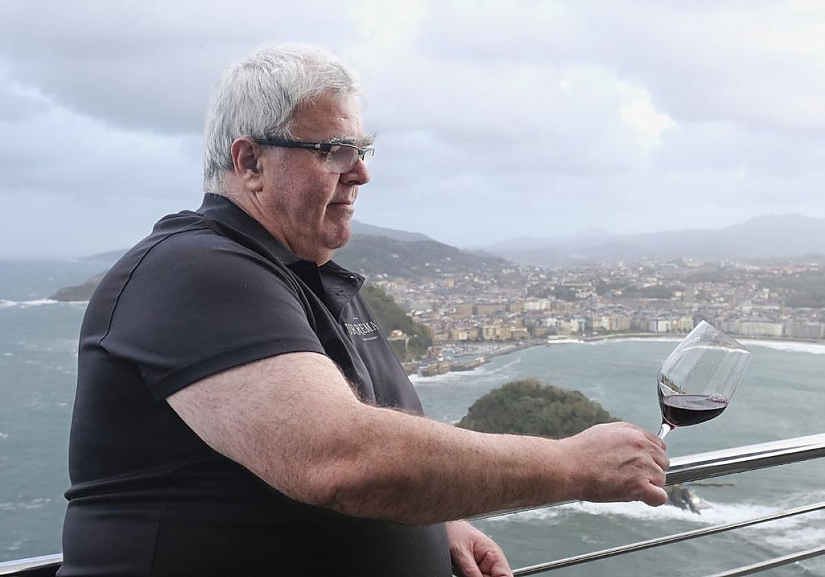 José María realiza una cata de vino en Igeldo.