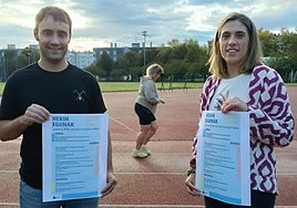 El concejal de Actividad Física y Deporte, Axier Mingo, y la técnico, Esti Aldeiturriaga.