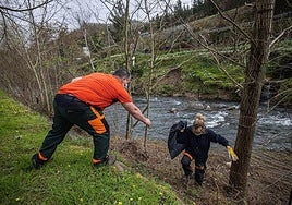 La extracción de la basura de los cauces fluviales será una de las tareas de los peones forestales.