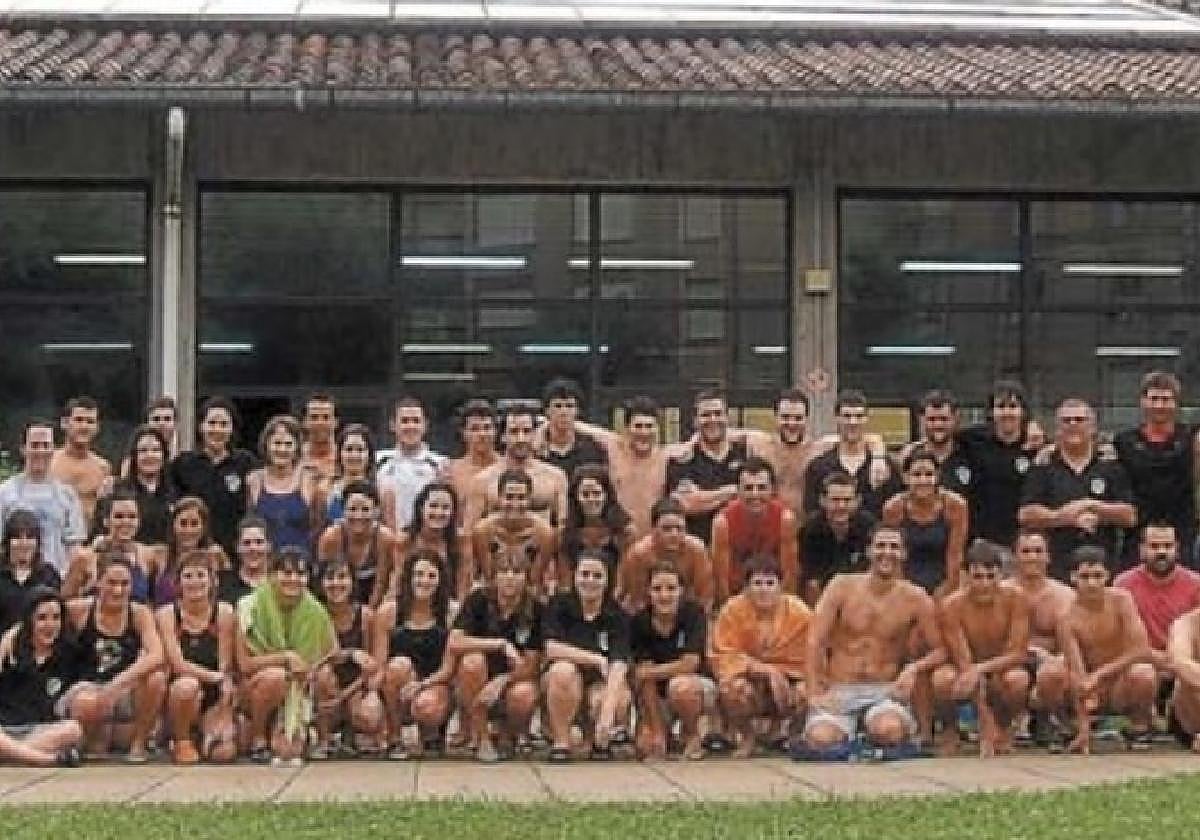 25 aniversario. Nadadores y exnadadores en el exterior de la piscina en 2010 tras los duelos de celebración de las bodas de plata del club.