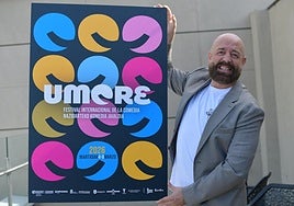 El humorista Goyo Jimenez posa junto al cartel del festival Umore de Donostia, en el que participará con su último espectáculo.