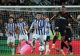 Barrenetxea persigue el balón en presencia del sevillista Sow.