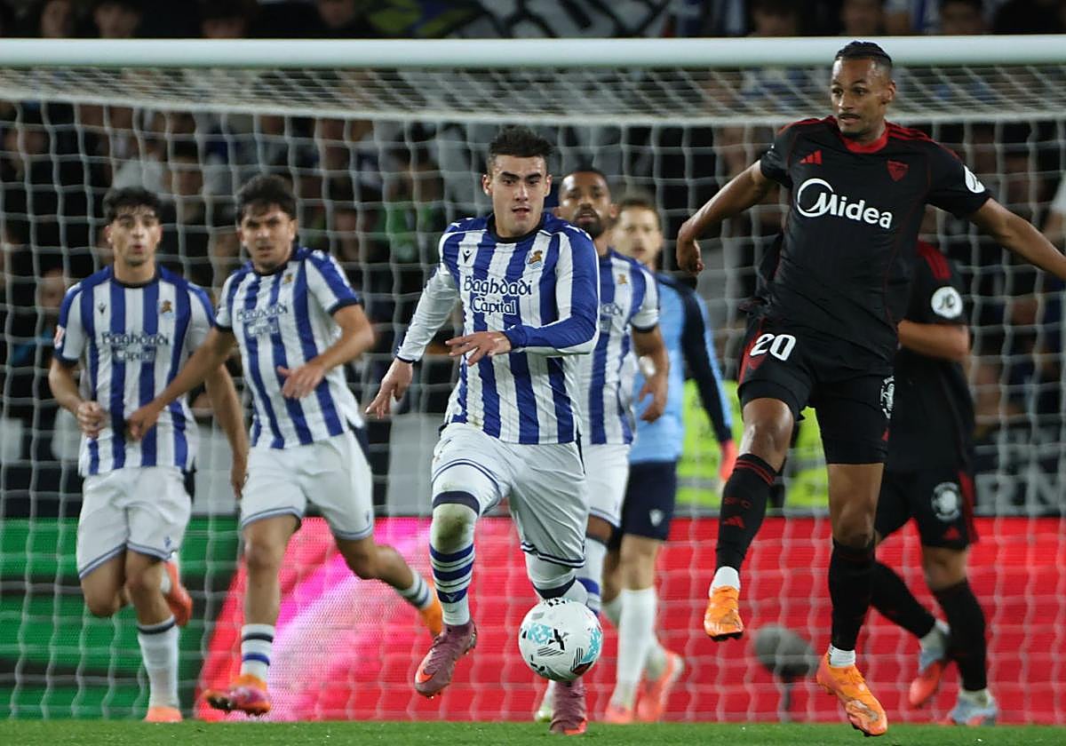 Barrenetxea persigue el balón en presencia del sevillista Sow.