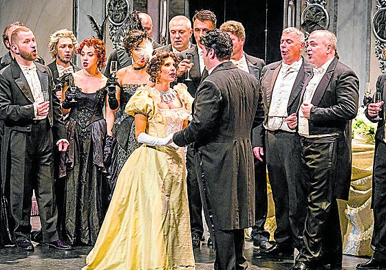 Un momento de la representación de la ópera La Traviata de Giuseppe Verdi. Ópera 2001.