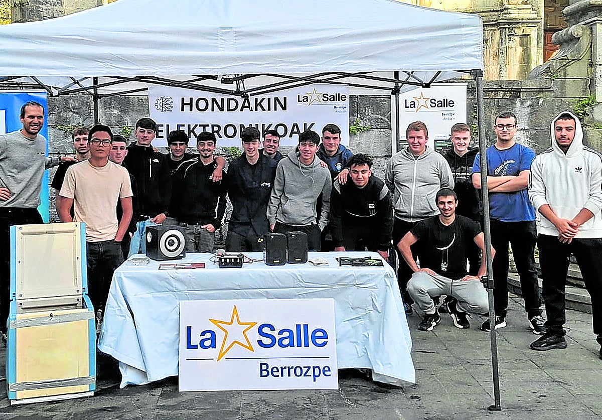 Alumnos y profesor del grado de Mantenimiento Electrónico.