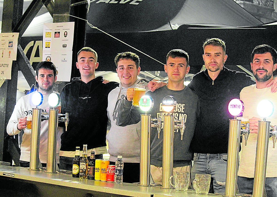 Lanean aritutako boluntario talde bat. Berrehundik gora izango dira. e.a.