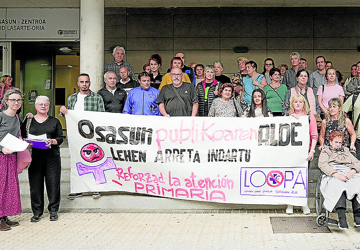 Miembros de LOOPA y vecinos del municipio en la reciente comparecencia fuera del Ambulatorio.