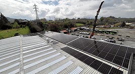 Trabajos en el tejado de Volvo Auto Suecia de cara a la puesta en marcha de una nueva instalación.