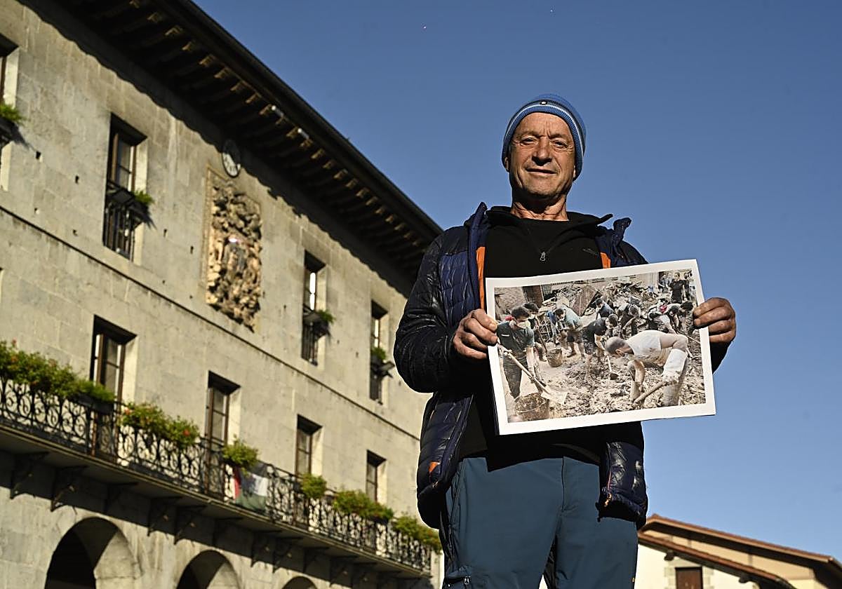Iñaki Apezetxea muestra una foto de Paiporta.