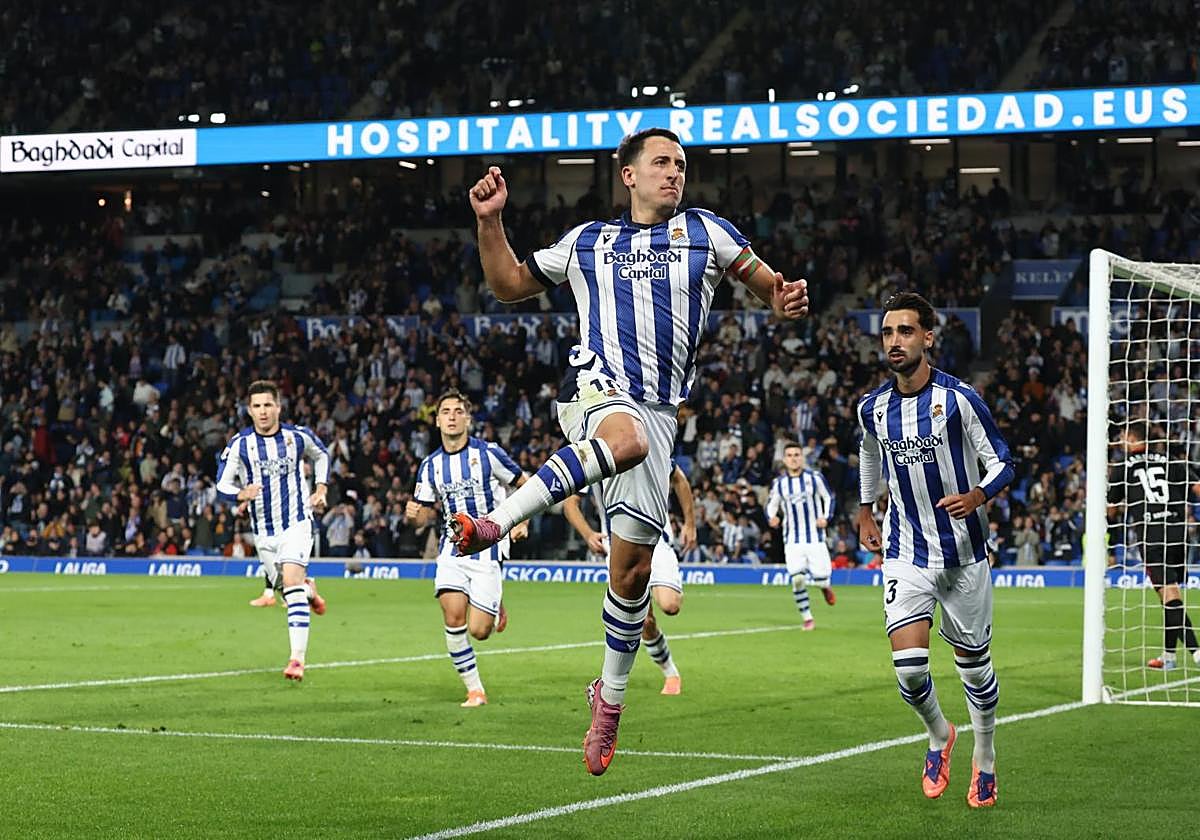 Oyarzabal celebra uno de sus dos goles al Sevilla.