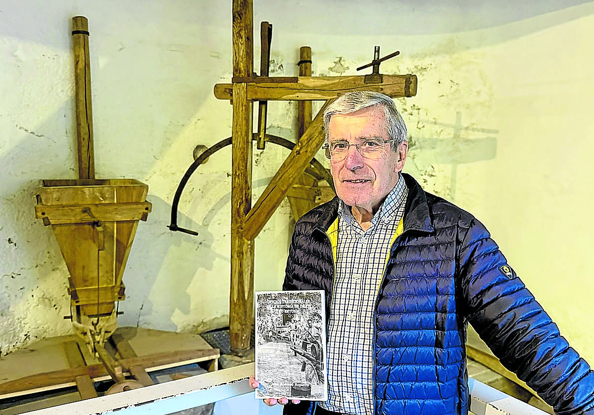 José Antonio Azpiazu con su último libro en el antiguo molino de San Miguel.