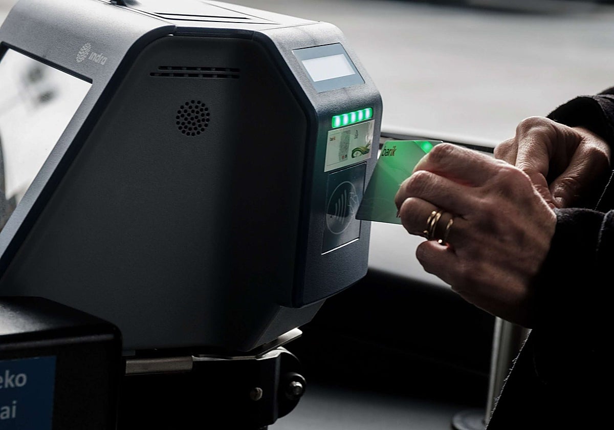 El PP denuncia que es más caro pagar un viaje en Donostia con la Mugi anónima que con la misma tarjeta de Bizkaia