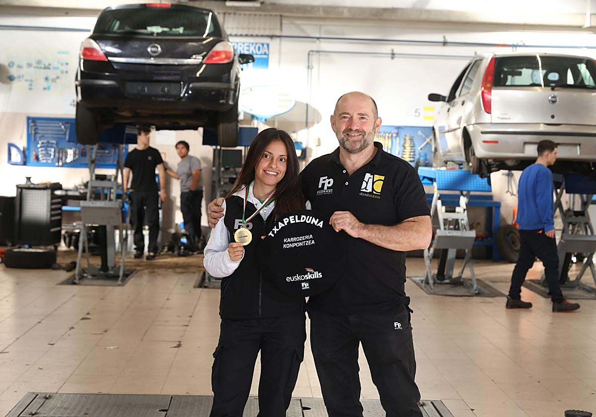 Olatz Castanedo e Iñaki Retegui posan con la medalla de oro y la txapela de ganadora.