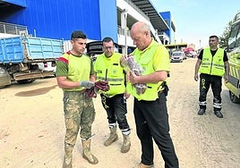 Voluntarios de DYA Gipuzkoa entregan guantes en el puesto de mando de Alfafar