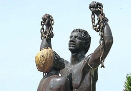 Estatua en Dakar en honor a los miles de esclavos enviados a América.
