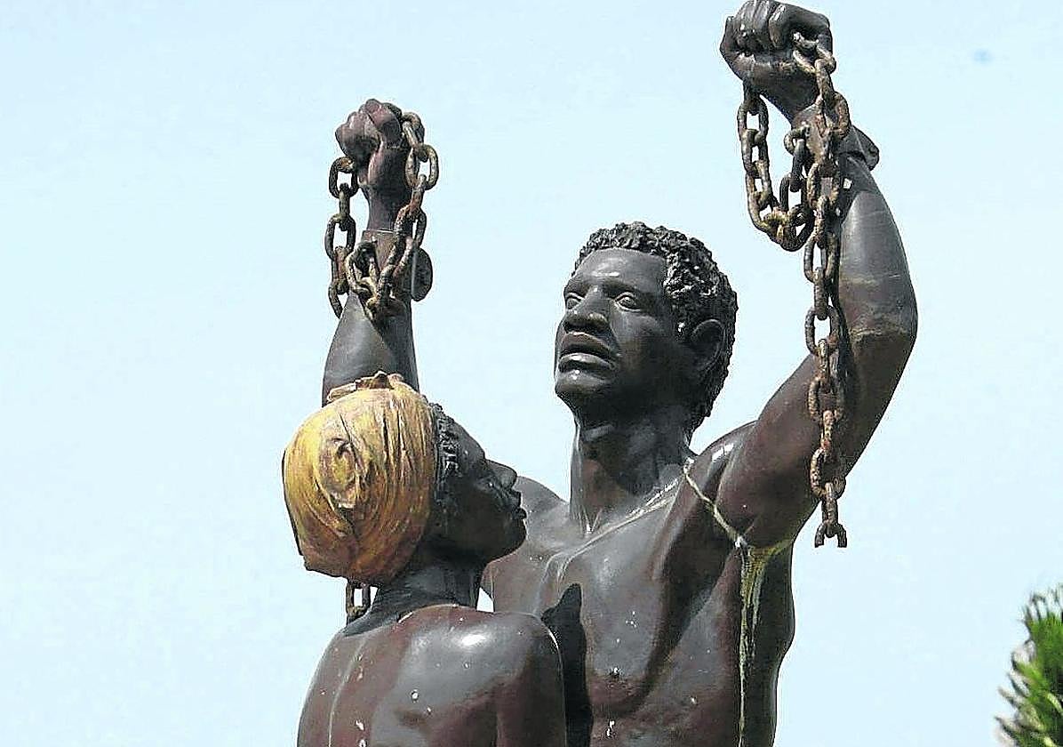 Estatua en Dakar en honor a los miles de esclavos enviados a América.