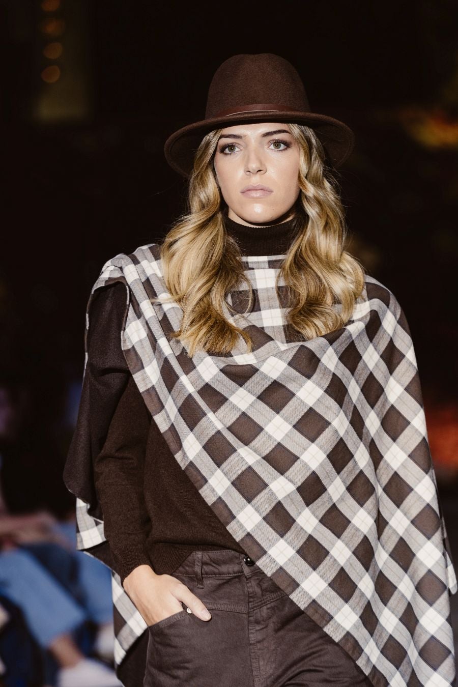 Siluetas amplias y relajadas en el desfile de Sketch