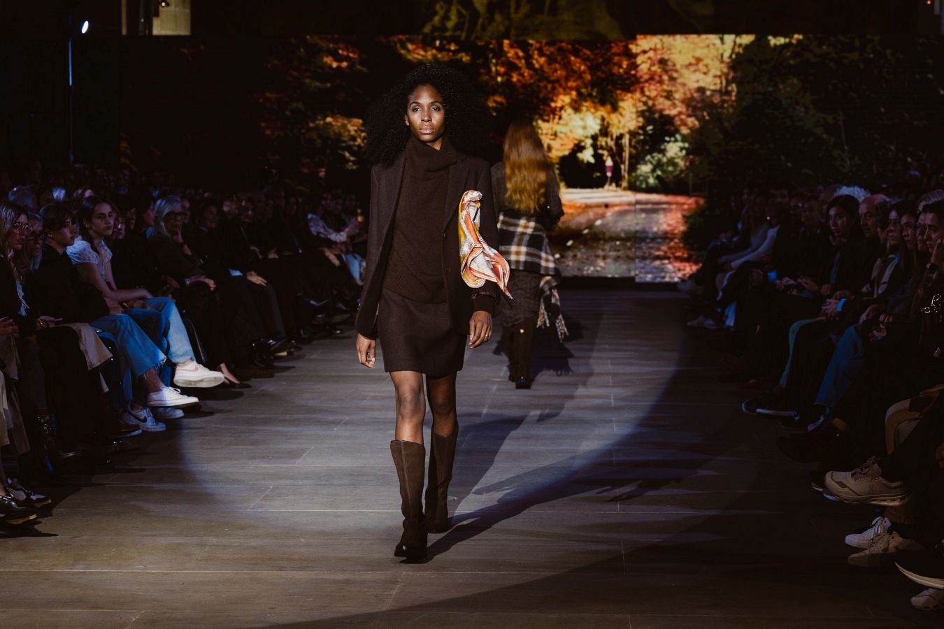 Siluetas amplias y relajadas en el desfile de Sketch