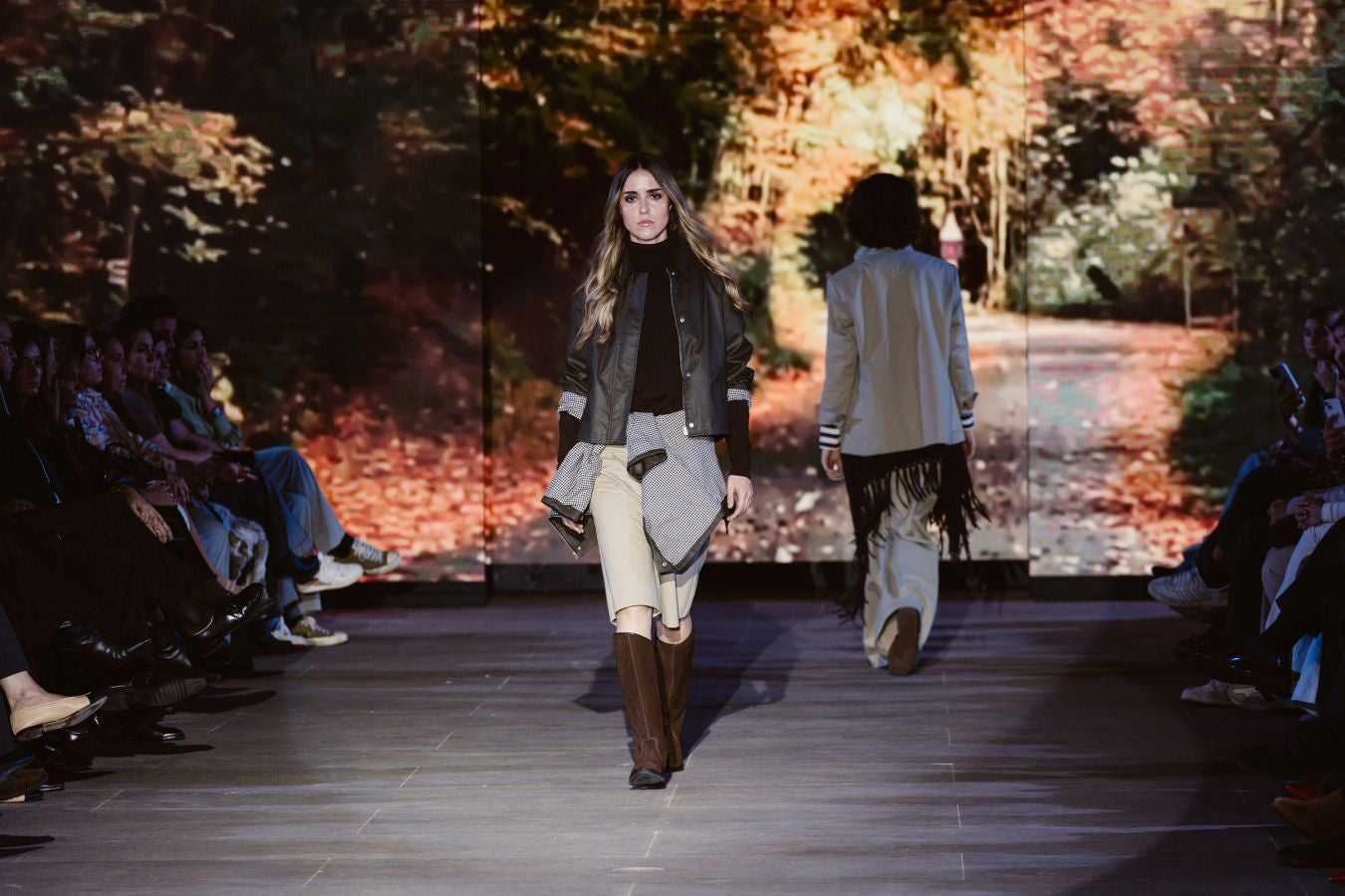 Siluetas amplias y relajadas en el desfile de Sketch