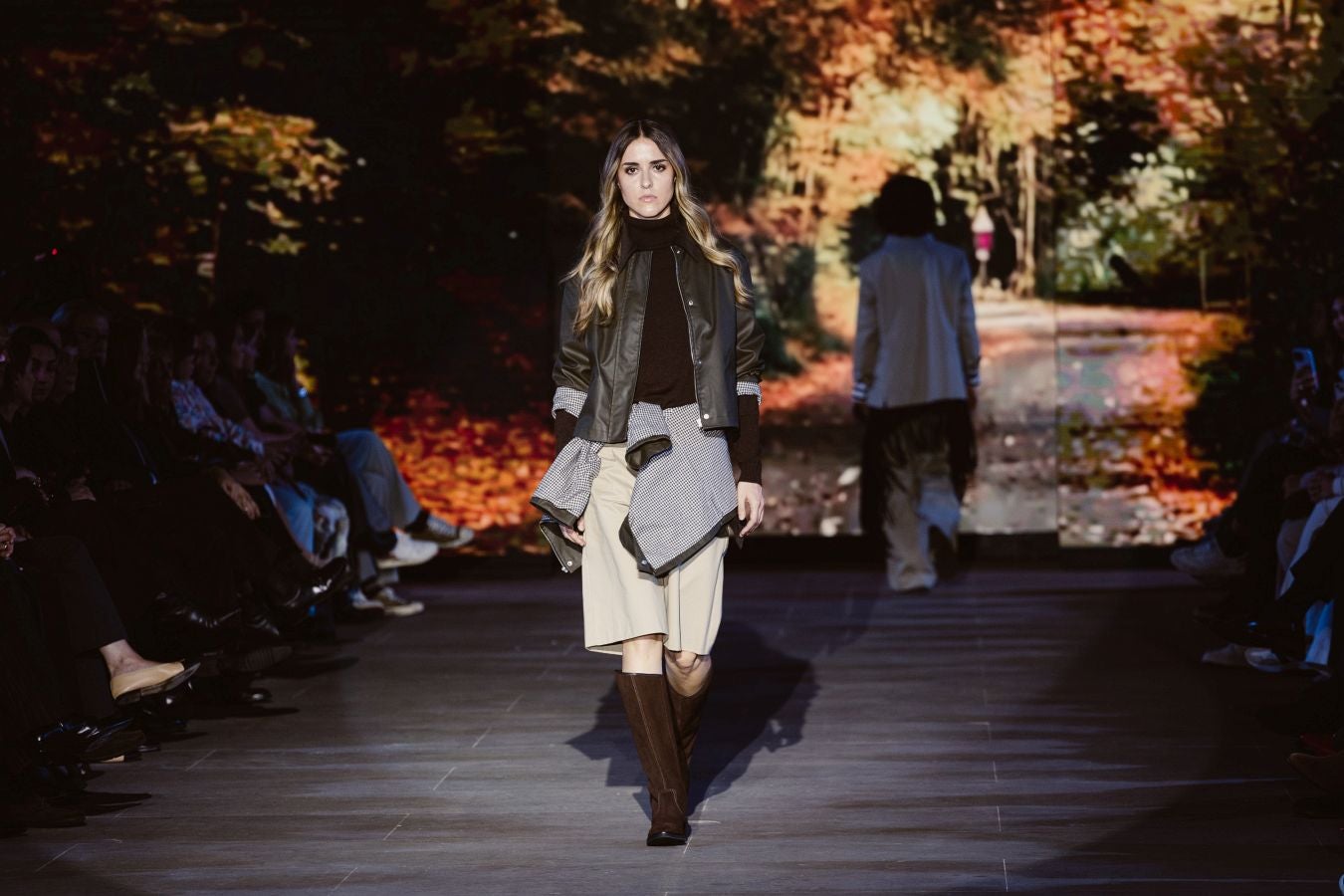 Siluetas amplias y relajadas en el desfile de Sketch