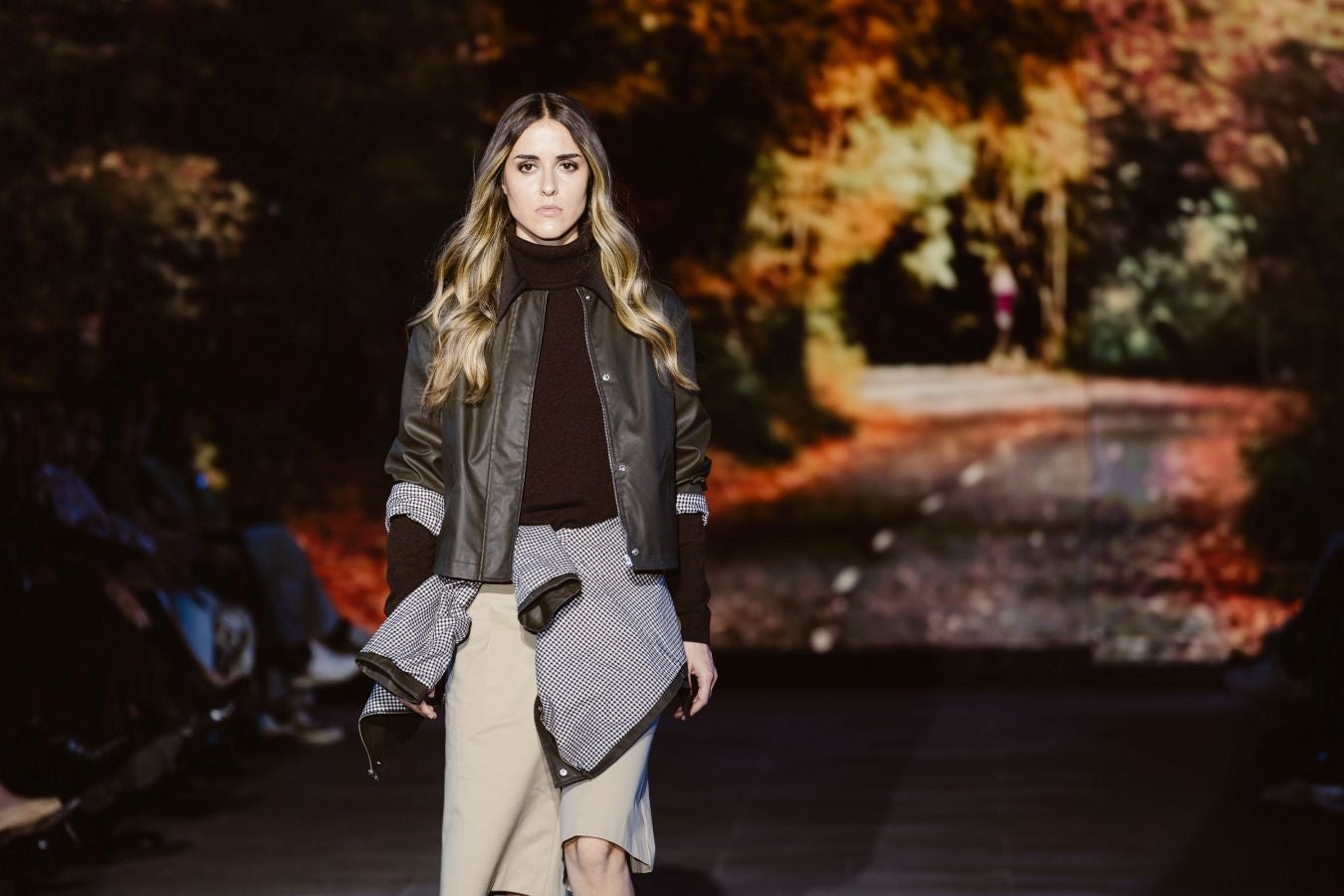 Siluetas amplias y relajadas en el desfile de Sketch