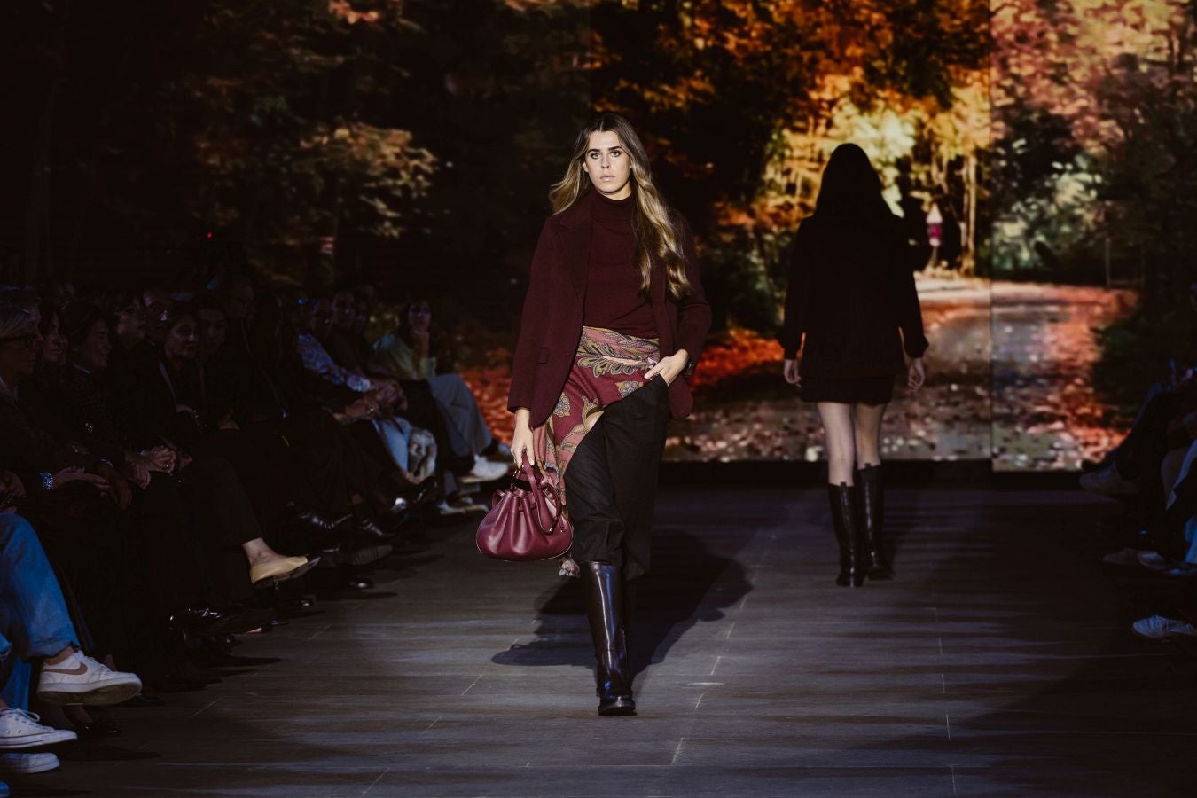 Siluetas amplias y relajadas en el desfile de Sketch