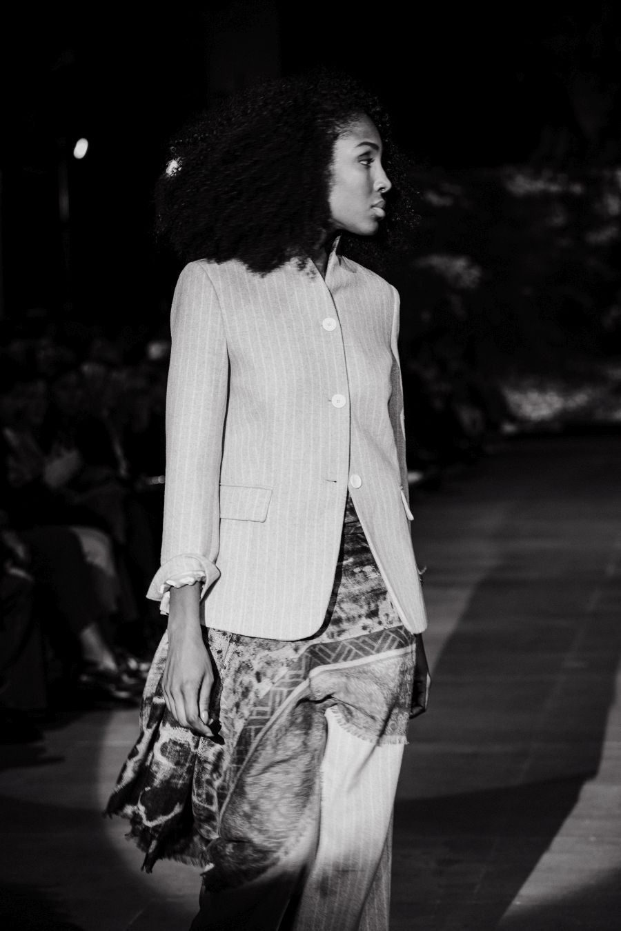 Siluetas amplias y relajadas en el desfile de Sketch