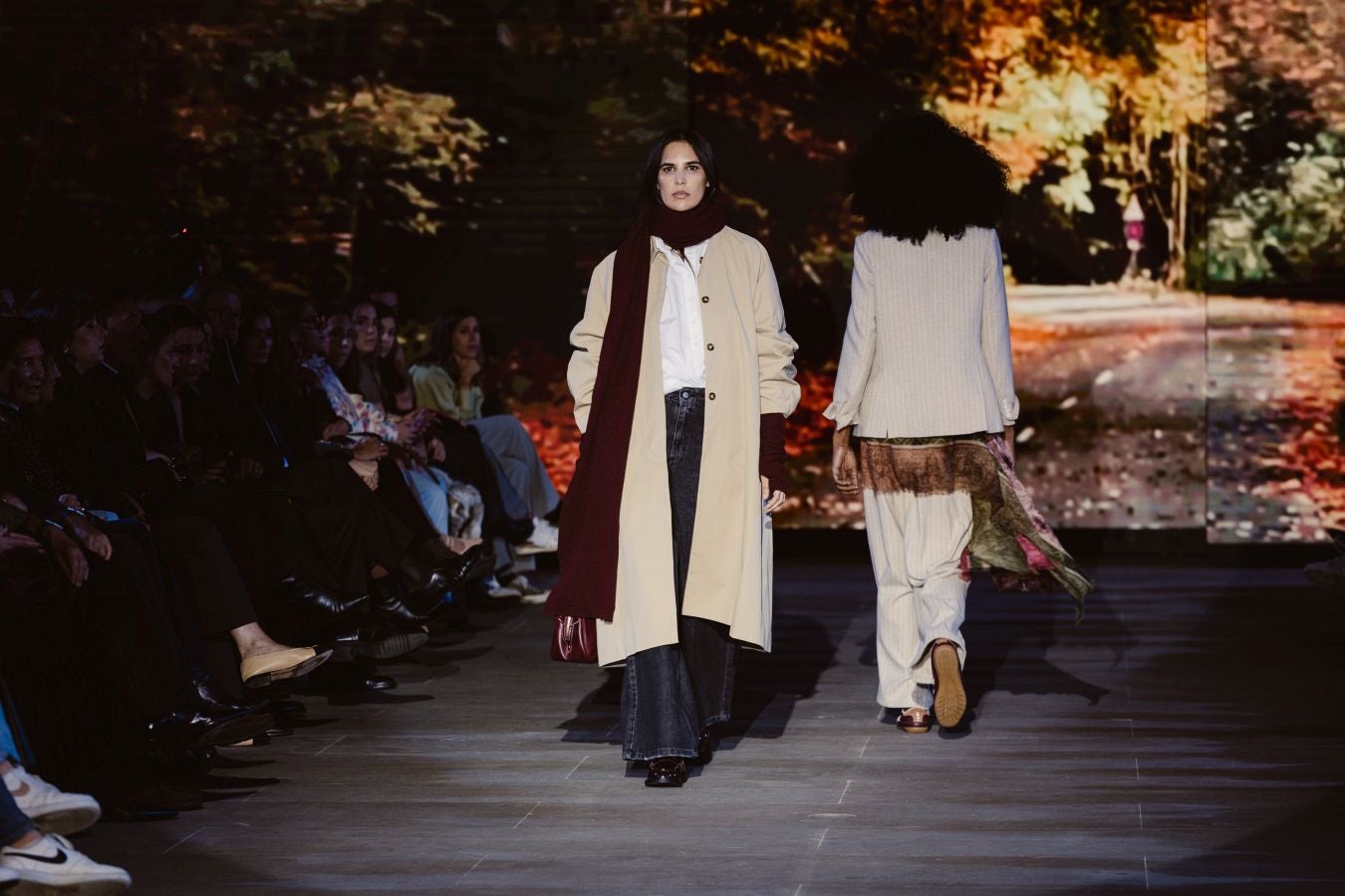 Siluetas amplias y relajadas en el desfile de Sketch