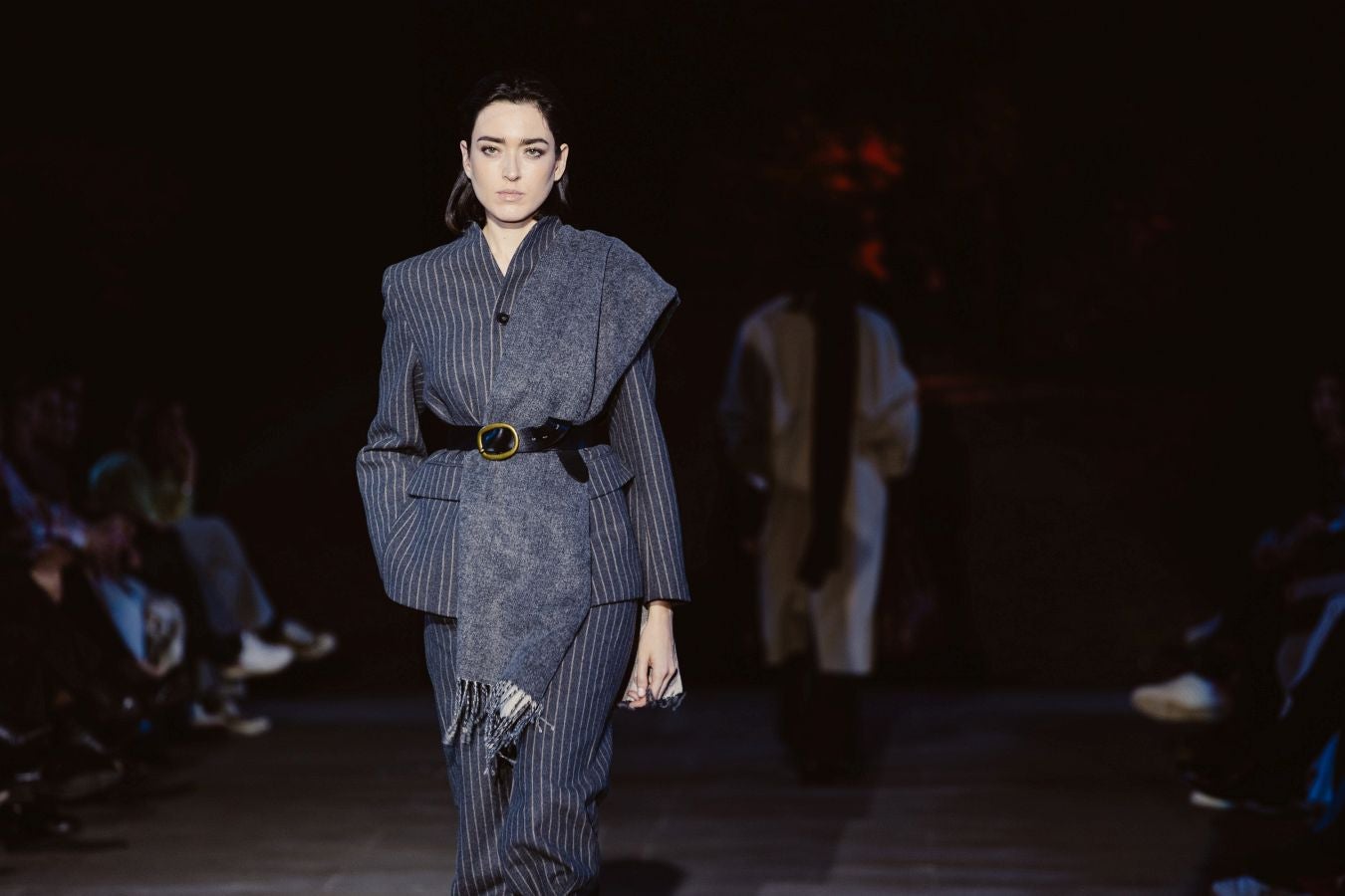 Siluetas amplias y relajadas en el desfile de Sketch