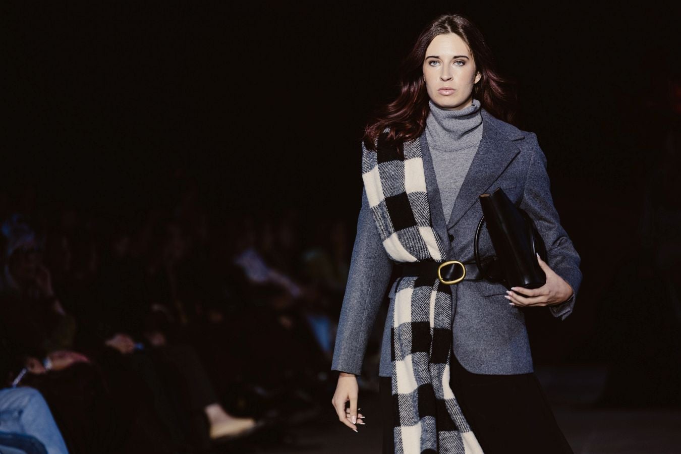 Siluetas amplias y relajadas en el desfile de Sketch