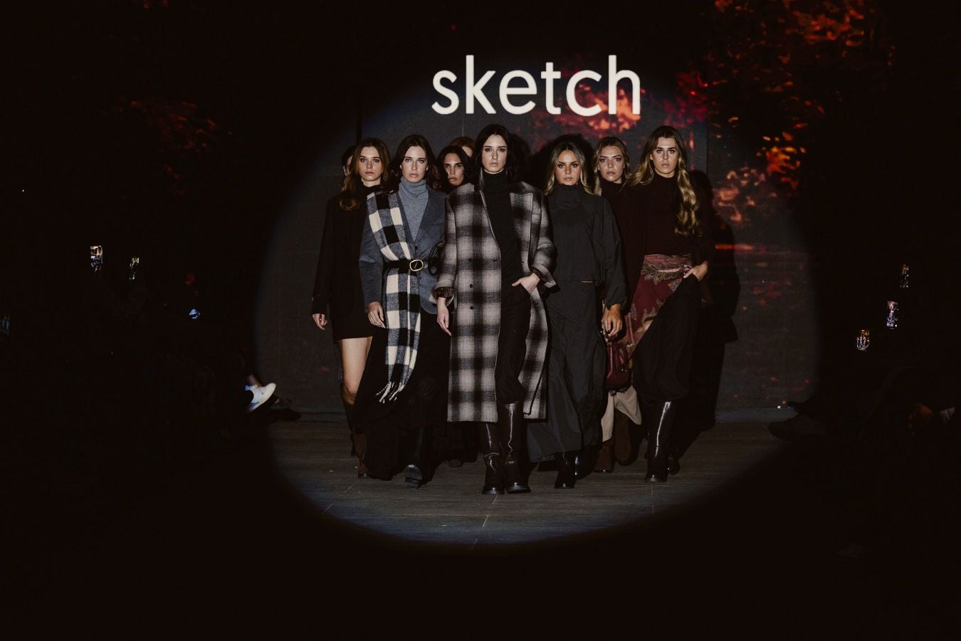 Siluetas amplias y relajadas en el desfile de Sketch