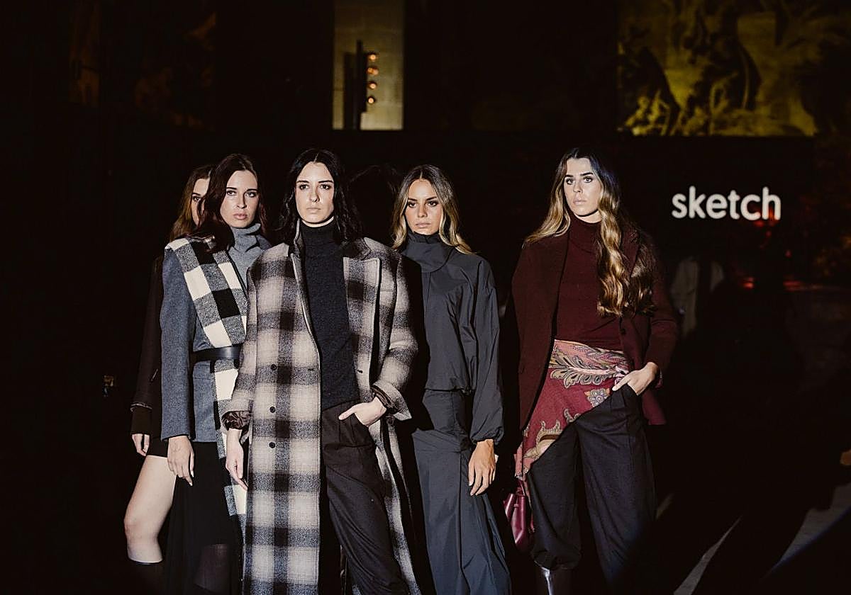 Siluetas amplias y relajadas en el desfile de Sketch